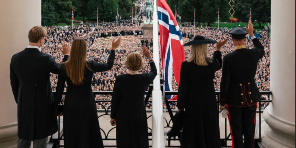 Den norske kongefamilien, Prins Sverre Magnus, kronprinsesse Ingrid Alexandra, dronning Sonja, dronning Mette-Marit, kong Haakon XVIII, slottsbalkongen. norwegian royal family, kong Harald V begravelse, gravferd, funeral