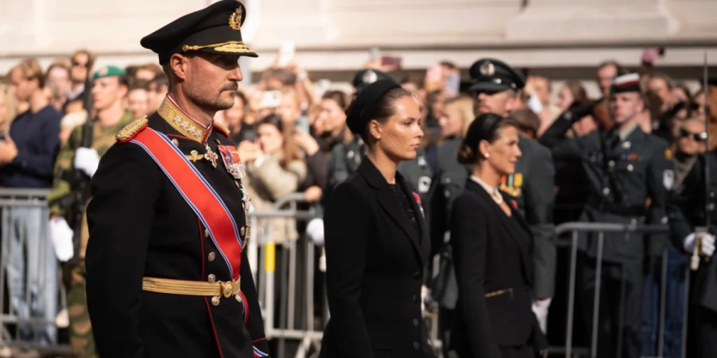 Kong Haakon, Kronprinsesse Ingrid Alexandra og Prinsesse Märtha Louise i prosesjonen til Oslo domkirke, kong Haralds gravferd, begravelse, Royal family, funeral , king and crown princess of norway
