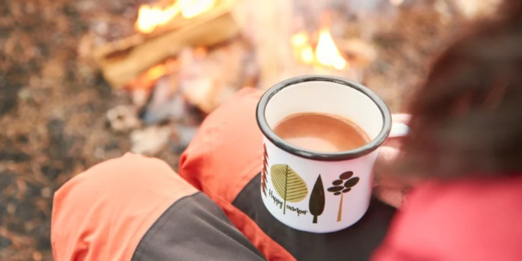 Kopp kaffe, te, kakao ved bål, friluftsliv, ut på tur, utendørs, fireplace, outdoor, hot cup of coffee, cocoa, tea