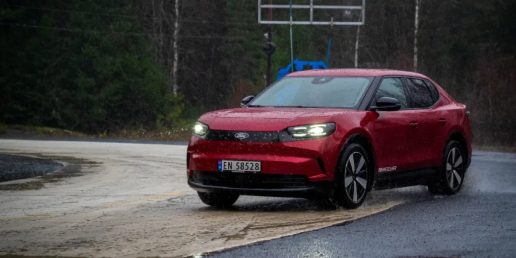 Ford, rød bil med norske skilter, glattkjøring, sludd, glatt, car driving on slippery surface, red ford