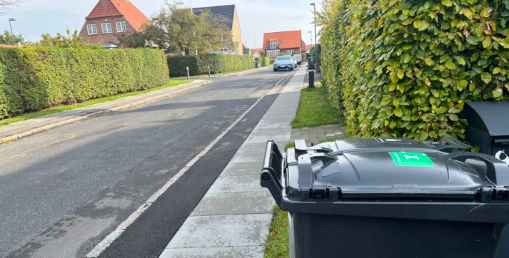 Skraldespand, der står på villavej