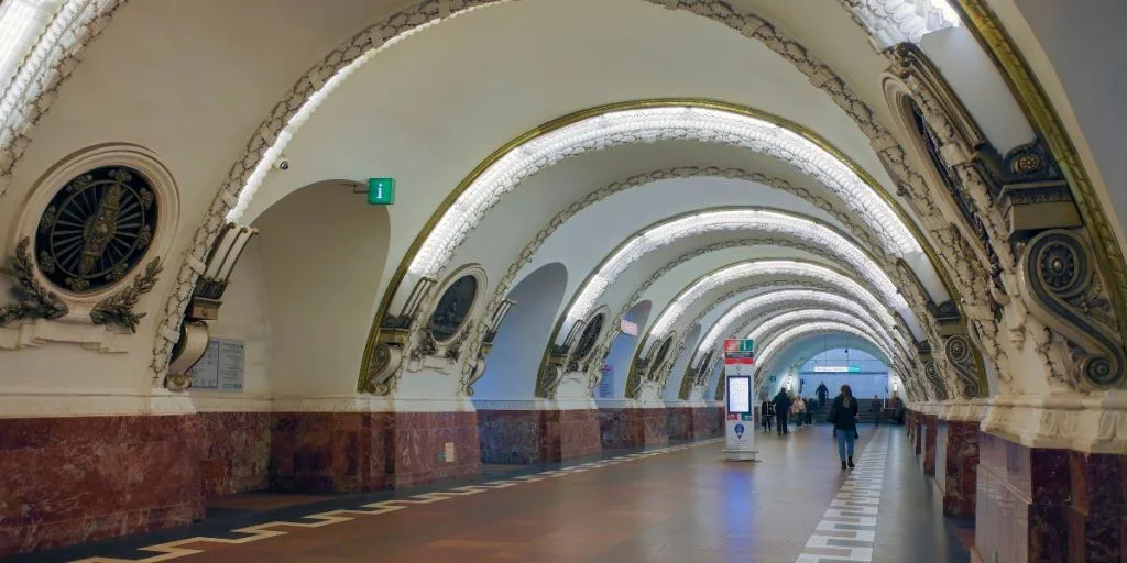 Central hall of Ploshchad Vosstaniya metro station on line 1 of the St. Petersburg metro. Interior view