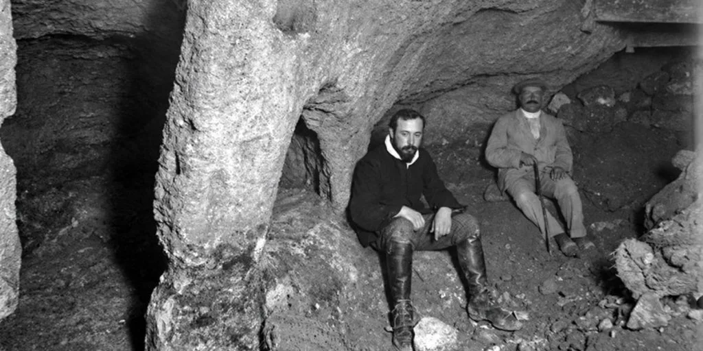 Valter Juvelius (left) around 1909–1911 in Jerusalem near Warren's Shaft