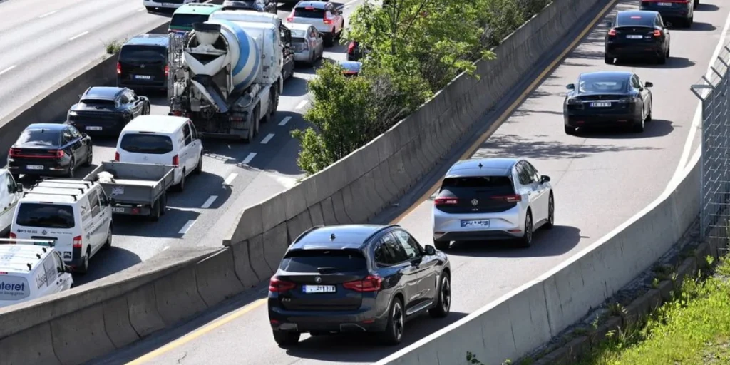 E18, motorvei, trafikk, biler, kø, traffic, road in Norway, cars in line
