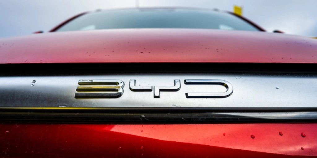 Röd BYD front i närbild