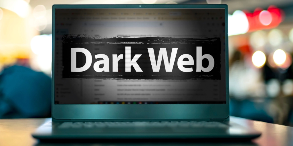 Dark web text på en datorskärm