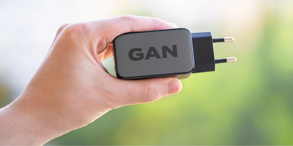 En svart GaN USB laddare