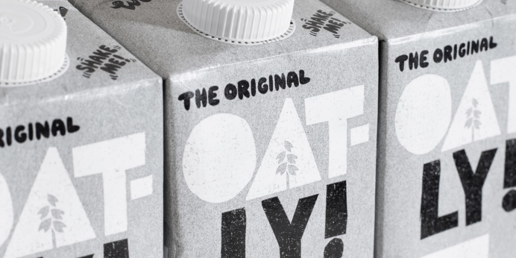 En hel rad med havremjölk Oatly original i svartvitt