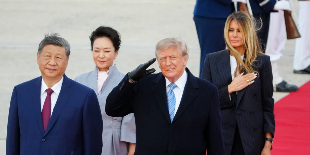 Donald Trump bar handsker i 18 graders varme: Da han tog dem af, blev detaljen tydelig