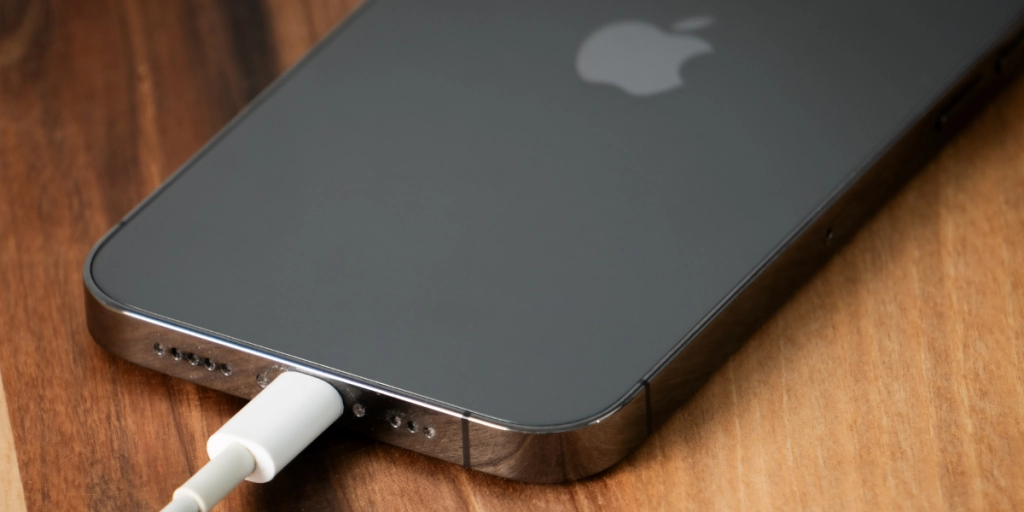 Svart iPhone laddas USB-C