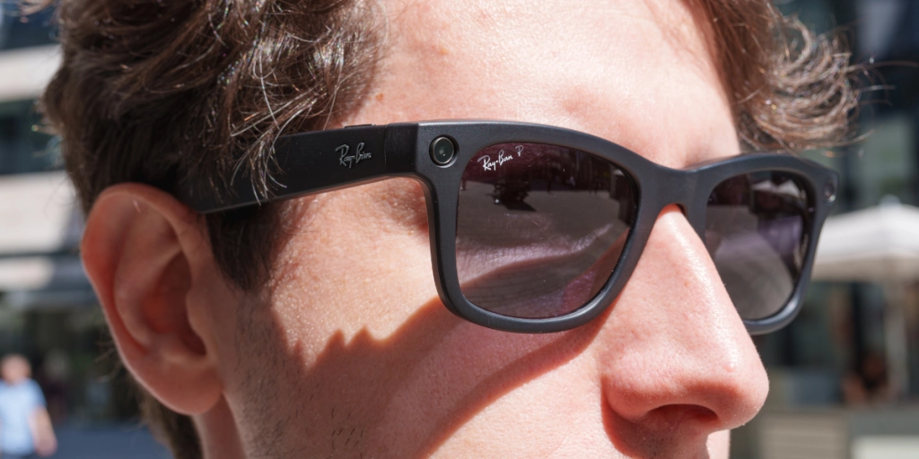 Ung man med ett par META Ray Ban brillor