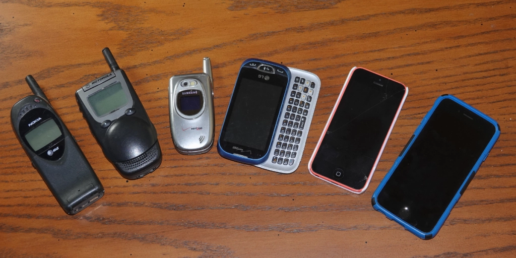 Gamla Nokia mobiltelefoner ligger på ett bord