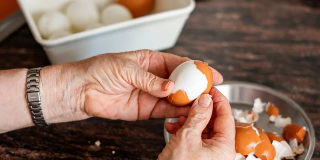 peeling eggs, æg