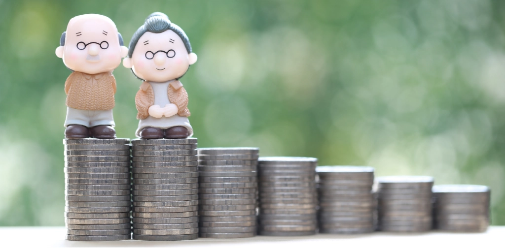 Ett pensionerat par står på en hög pengar