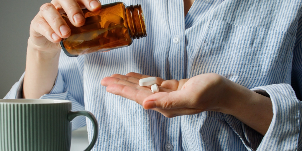 Kvinna tar piller / medicin