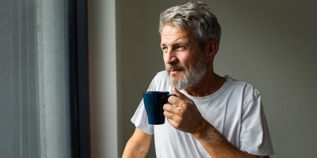 Äldre man dricker kaffe / Ældre mand drikker kaffe.