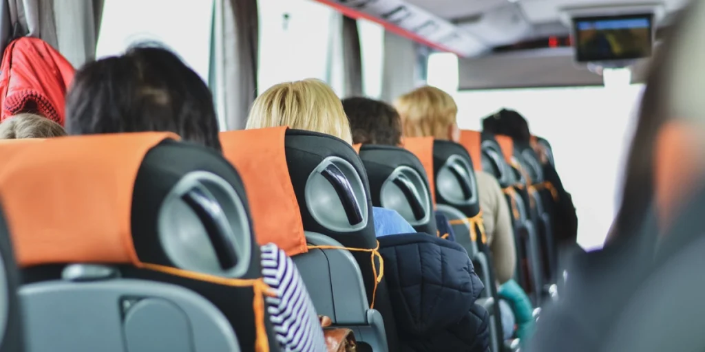 Buspassagerer på tur