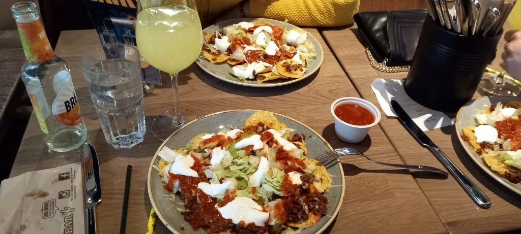 Tacofredag med allt tillbehör dukat fram på en restaurang