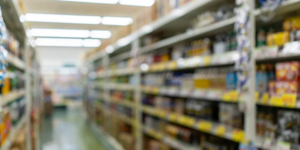 Sløret billede af supermarkedshylde