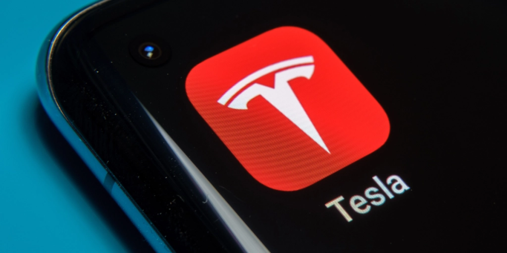 Tesla app närbild på mobilen