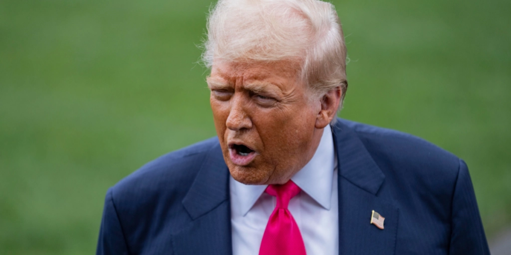Donald Trump svarar på frågor till journalister utanför