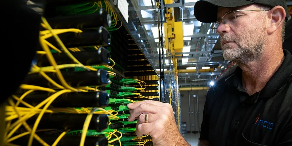 1280px-Telecommunications_technician