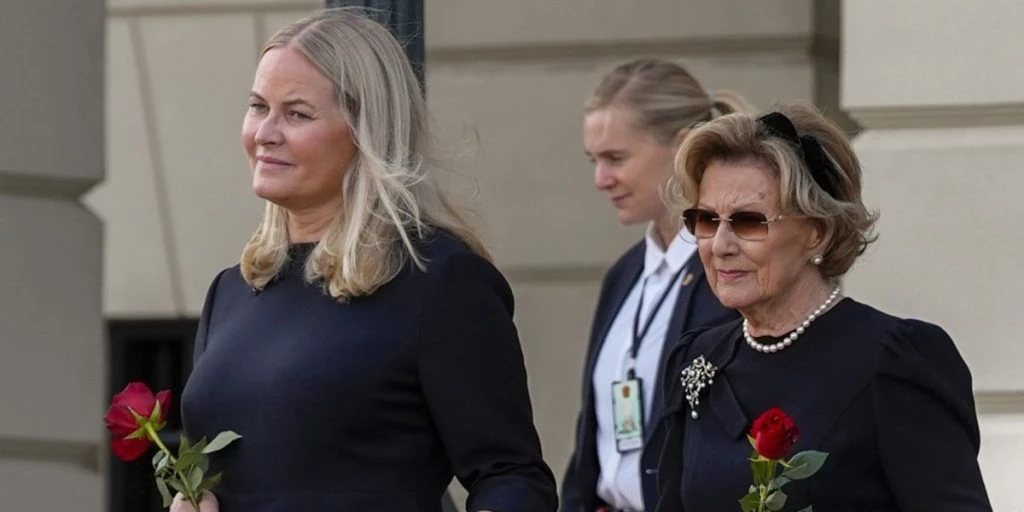 Dronning Mette-Marit er sat på pause: Nu er der nyt om dronning Sonja