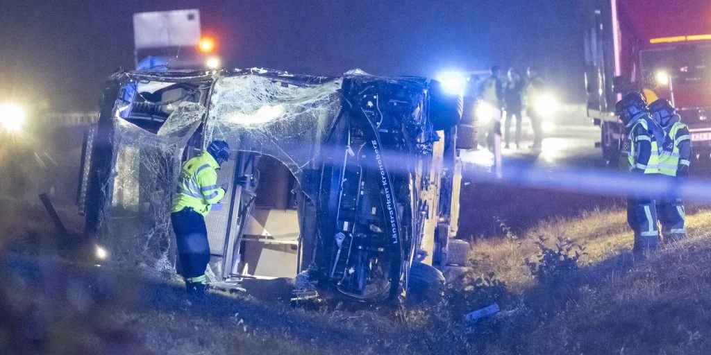 18-årig mistede livet og ti blev såret i voldsom busulykke: Nu er der nyt om chaufføren
