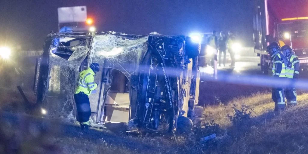 Bus væltet med 45 ombord: Nu er én død og chaufføren mistænkt
