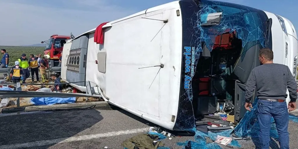 Mindst 11 personer har mistet livet: Turistbus væltede på motorvej
