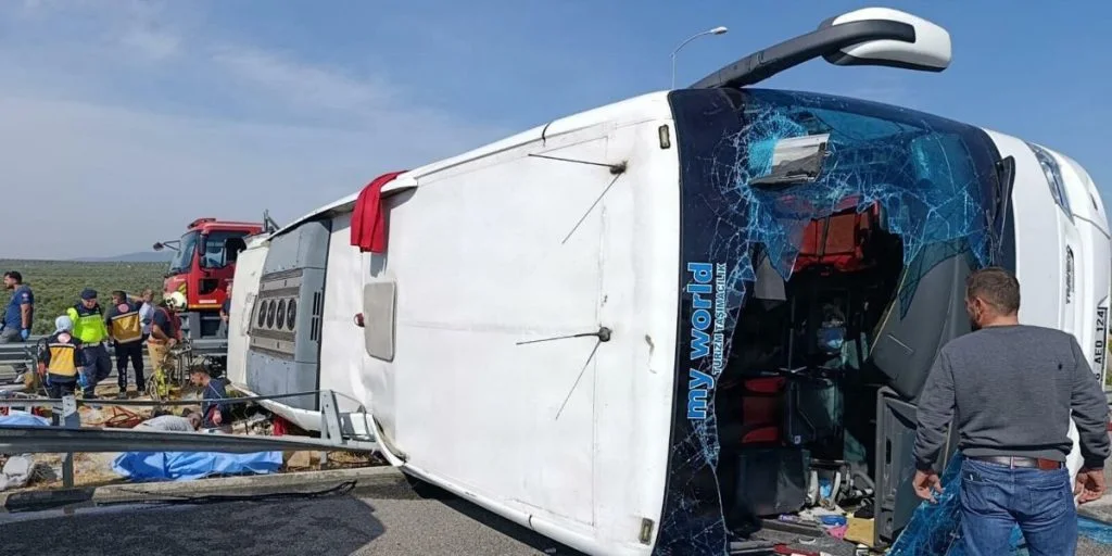 Turistbus væltede på motorvej: Mindst 11 personer er døde