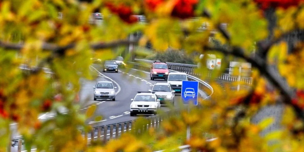 høst traffikk, vei, kø, motorvei, biler,cars on highway in Norway, fall, efterår, autumn