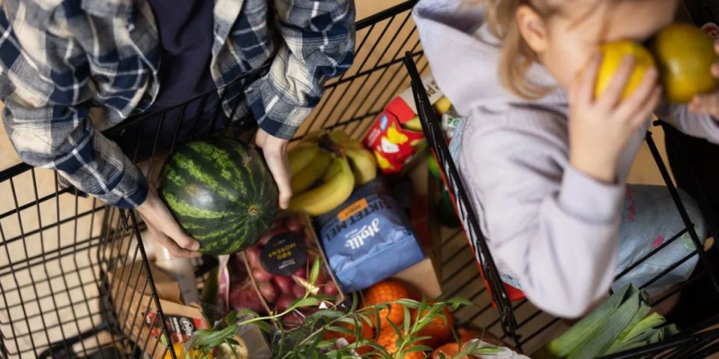 Barn i haldlekurv, handlevogn, matbutikk, frukt, melon, grønnsaker, frukt, banan, hvetemel, grocery shopping