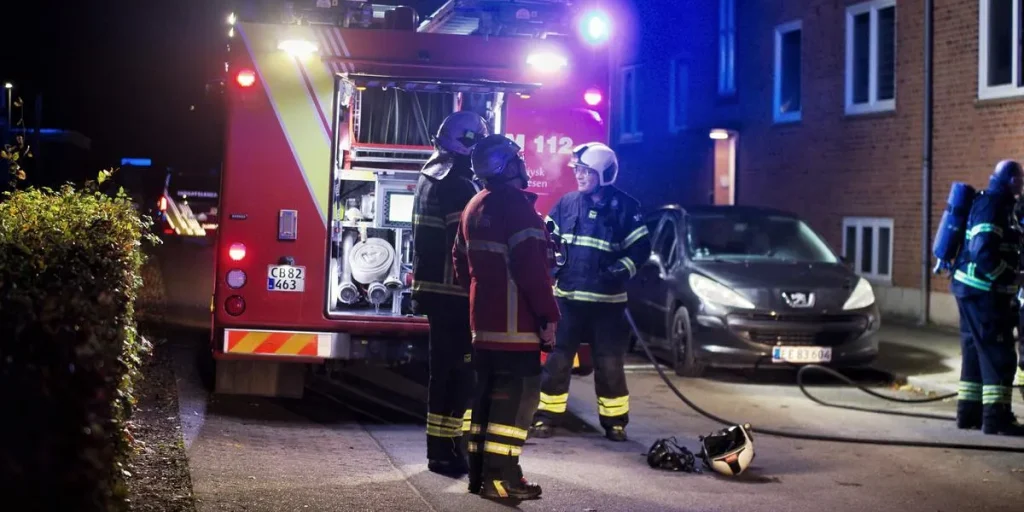 Voldsom brand i lejlighed: Person hastet på hospitalet