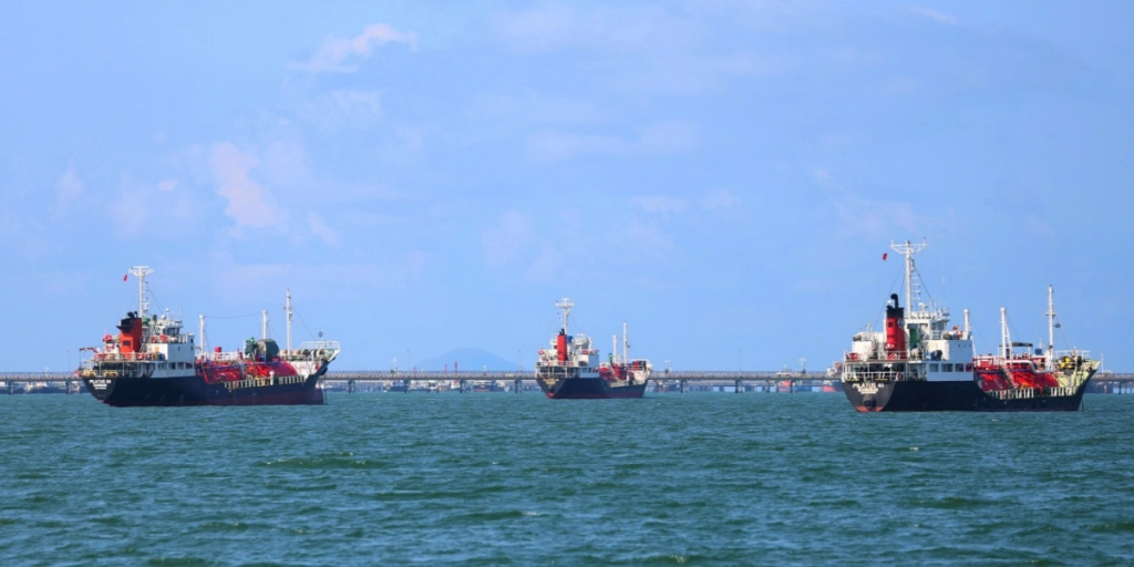 Strait of Hormuz ships
