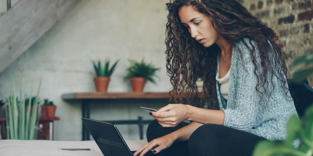 ung kvinne med kredittkort betaler online på pc, ung kvinde med dankort og computer, young woman pays with credit card online