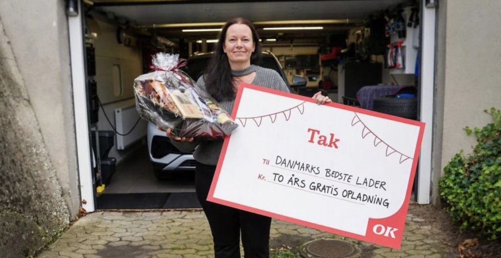 Kvinde står med præmie efter at have vundet OK-konkurrence