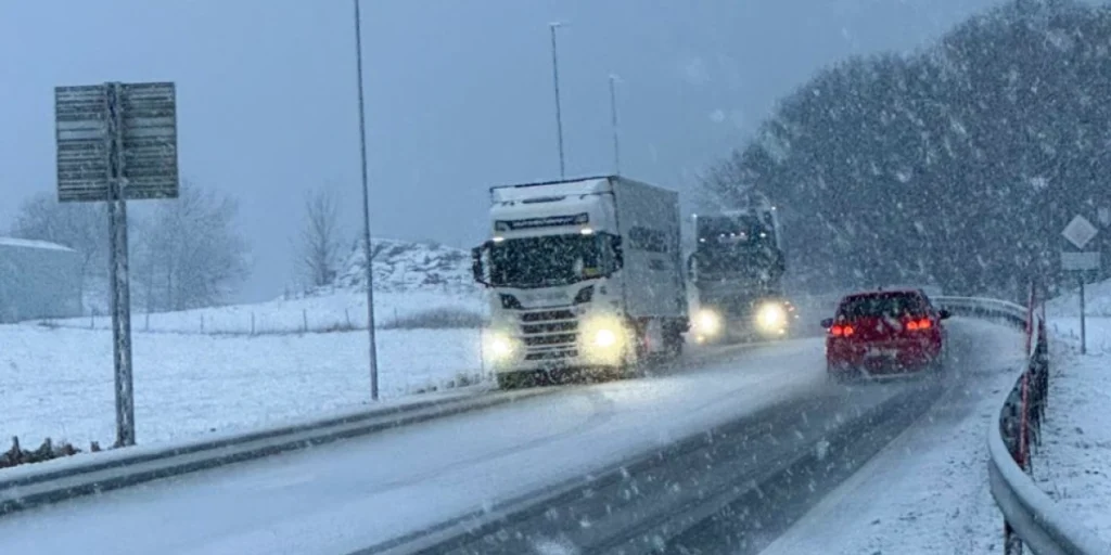 Snø, sne, snow, cars in snowy weather on winter road, vinter, trafik