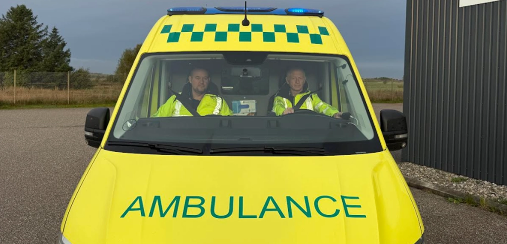 Ambulancereddere sidder i ambulance