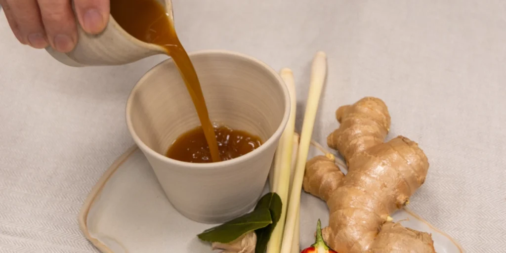 Kollagen Broth, en naturlig buljong kokad på kycklingben, kyllingdrikk, chicken drink