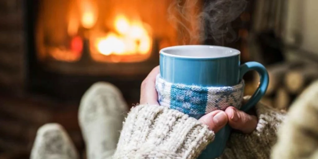 Cup of hot chocolate, tea, coffee, fireplace, winter, hygge, kopp varm kakao, kaffe, peiskos