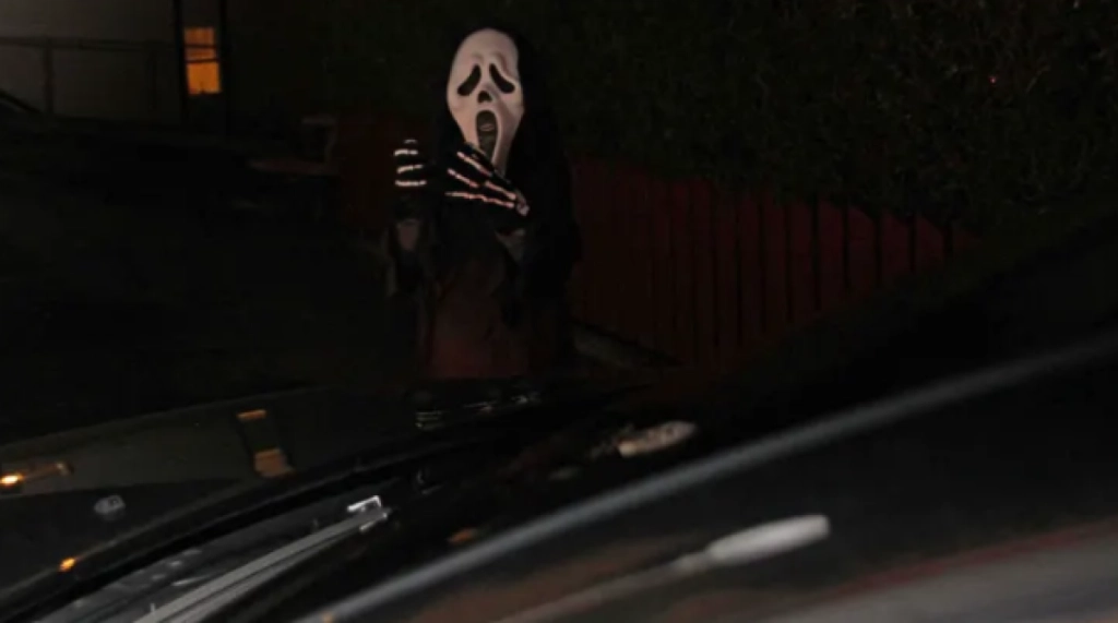 Halloween utkledt i mørket, skream maske