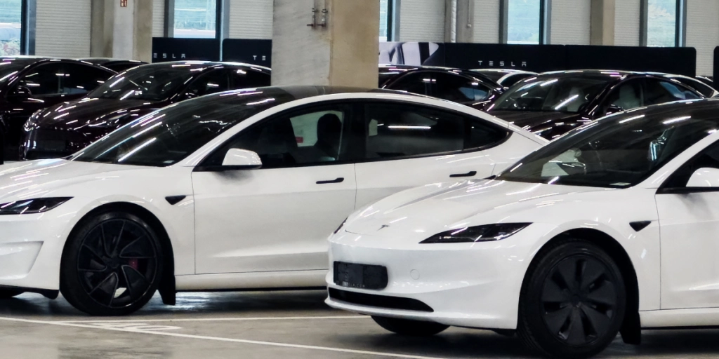 Vita Tesla bilar i en bilhall