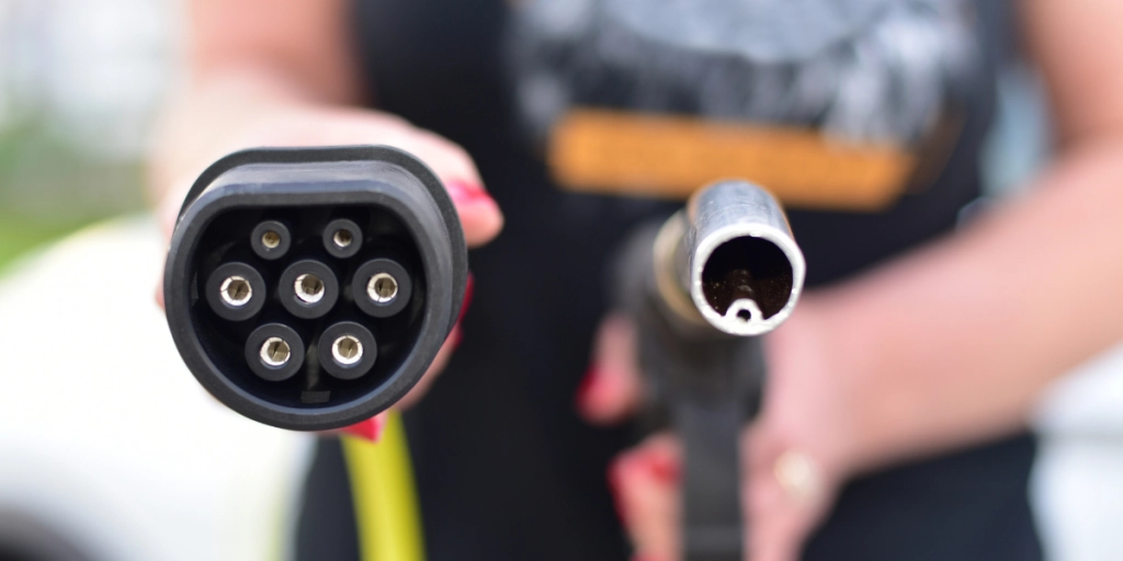 Elbilsladdade VS bensin dieselpump