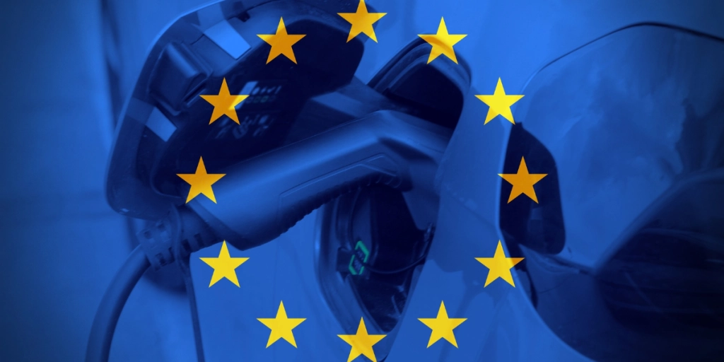EU flagga med en elbil i bakgrunden