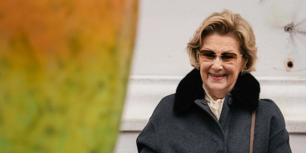 Dronning Soja med krukke foran KunstStallen