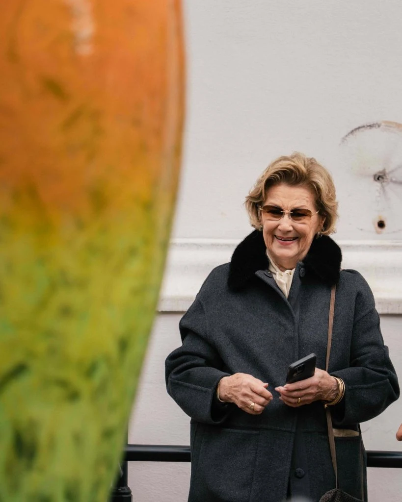 Dronning Sonja med krukke foran KunstStallen