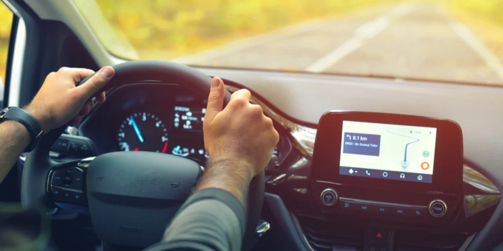 Mand kører bil med gps tændt