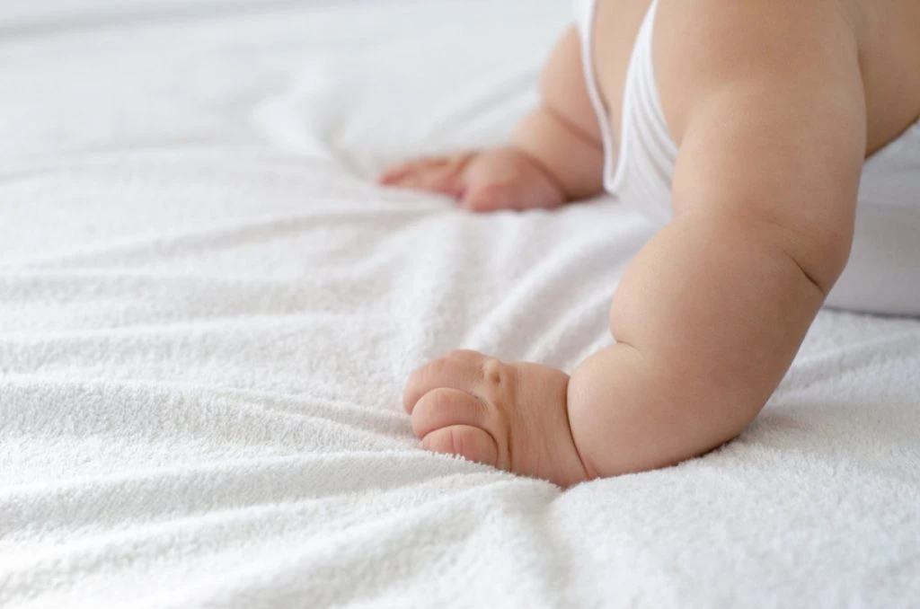 Forskere ber foreldre senke skuldrene: Derfor gjør det ingenting om babyen er god og rund