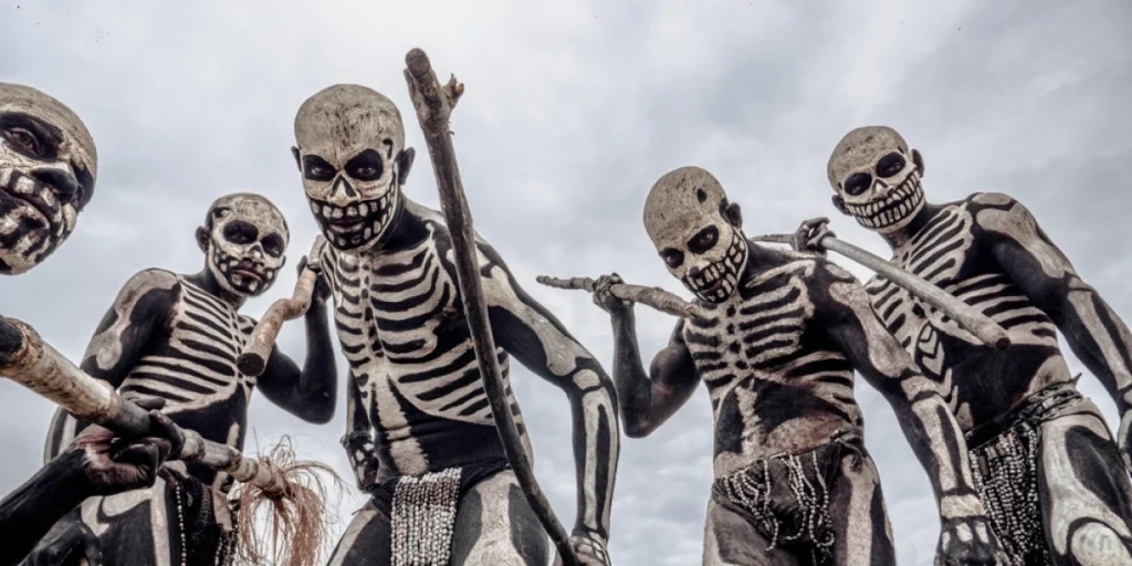 Stammefolk malet som skeletter